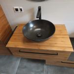 Poignée salle de bain noire avec robinet haut et vasque à poser