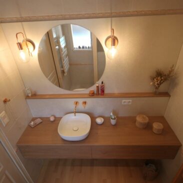 Meuble de salle de bain en chêne Kendal huilé avec grand miroir rond et robinetterie rose