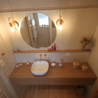 Meuble de salle de bain en chêne Kendal huilé avec grand miroir rond et robinetterie rose