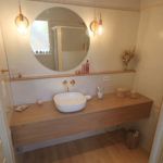 Meuble épuré de salle de bain suspendu entre murs en chêne Kendal huilé