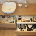 Tiroirs suspendus pour rangement pratique dans une salle de bain