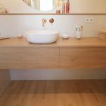 Meuble suspendu contemporain entre murs pour salle de bain