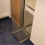 panier à linge coulissant dans placard salle de bain