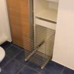 panier coulissant dans placard de meuble salle de bain