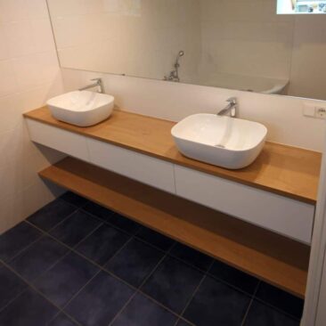 Tiroirs suspendus entre murs pour salle de bain bois et blanc