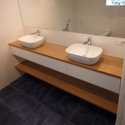 Tiroirs suspendus entre murs pour salle de bain bois et blanc