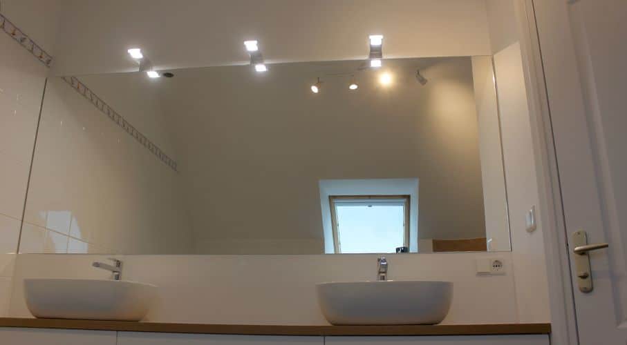 Miroir de salle de bain sur mesure entre murs