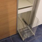 Panier métal coulissant dans meuble placard salle de bain