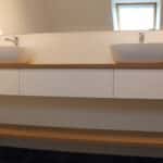 Meuble suspendu entre murs sur mesure par Atlantic Bain