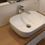 Vasque posée sur meuble salle de bain bois blanc