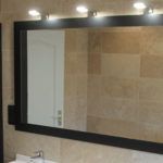 Grand miroir salle de bain avec encadrement noir