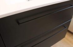 Poignées de meuble de salle de bain noir