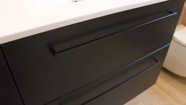 Poignées de meuble de salle de bain noir