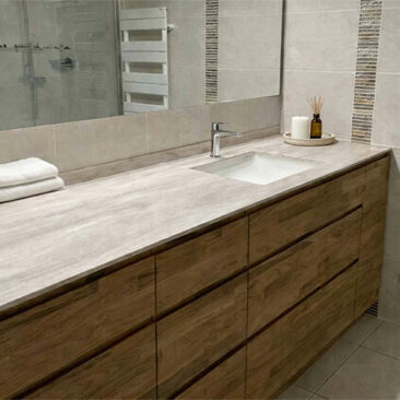 meuble salle de bain teck massif sur mesure entre murs manado plan solid surface