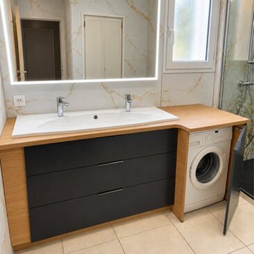 Meuble de salle de bain sur mesure Alyna avec trois tiroirs anthracite et machine à laver intégrée à droite