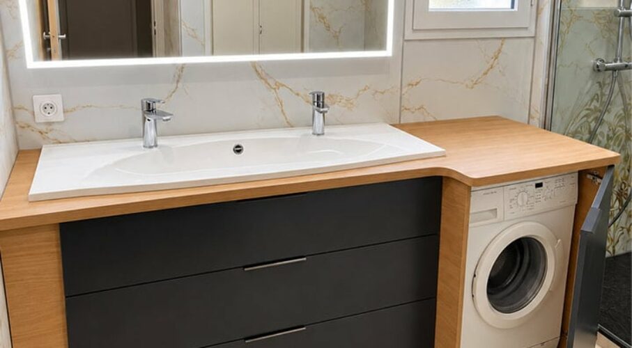 Meuble de salle de bain sur mesure Alyna avec trois tiroirs anthracite et machine à laver intégrée à droite