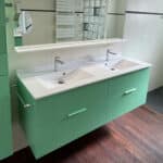 meuble salle de bain vert 4 tiroirs avec un plan double vasque moulée
