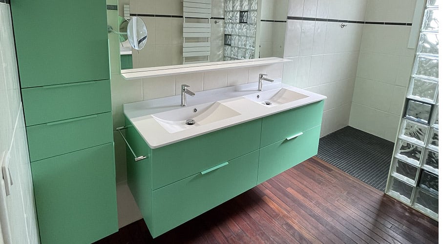 meuble salle de bain vert 4 tiroirs avec un plan double vasque moulée
