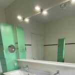 miroir sur mesure avec une tablette en solid surface et 3 luminaires led