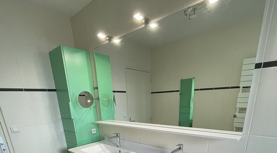 miroir sur mesure avec une tablette en solid surface et 3 luminaires led