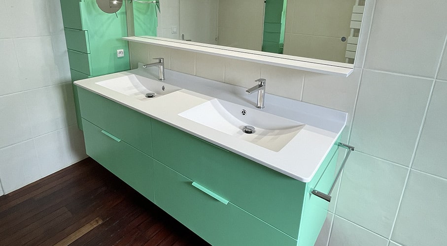 meuble salle de bains avec une colonne 2 portes et 2 tiroirs